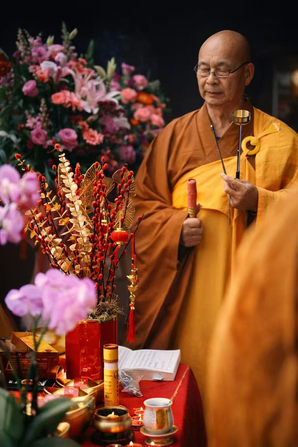 法师击钟 · Monastic ringing the bell