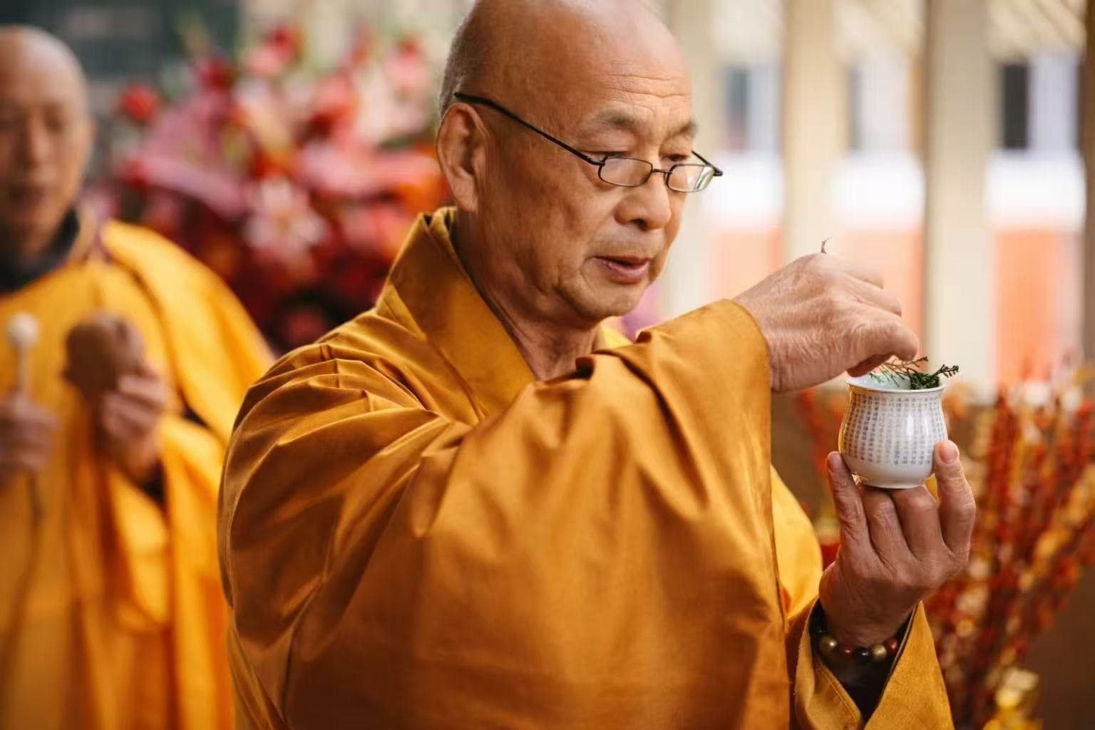 法师供茶 · Monastic offering tea